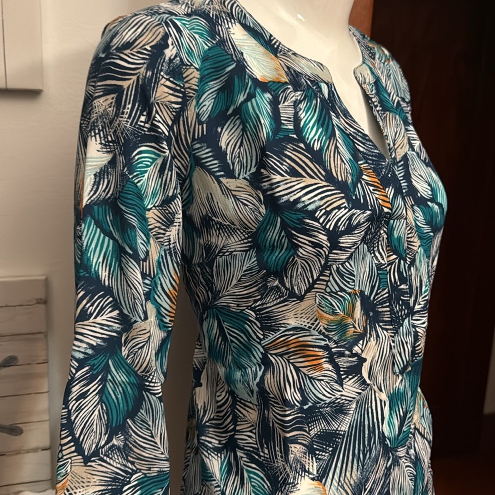 NWT northern reflections size small Blue Leaf Print Women's Top